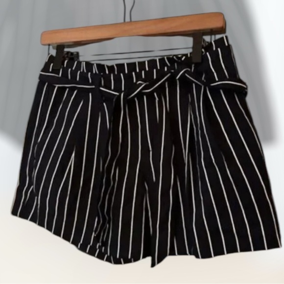 Banana Republic Size 0 Striped‎ Shorts - Picture 2 of 9